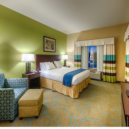Holiday Inn Express & Suites / Red Bluff - South Redding Area, An Ihg Hotel Exterior photo