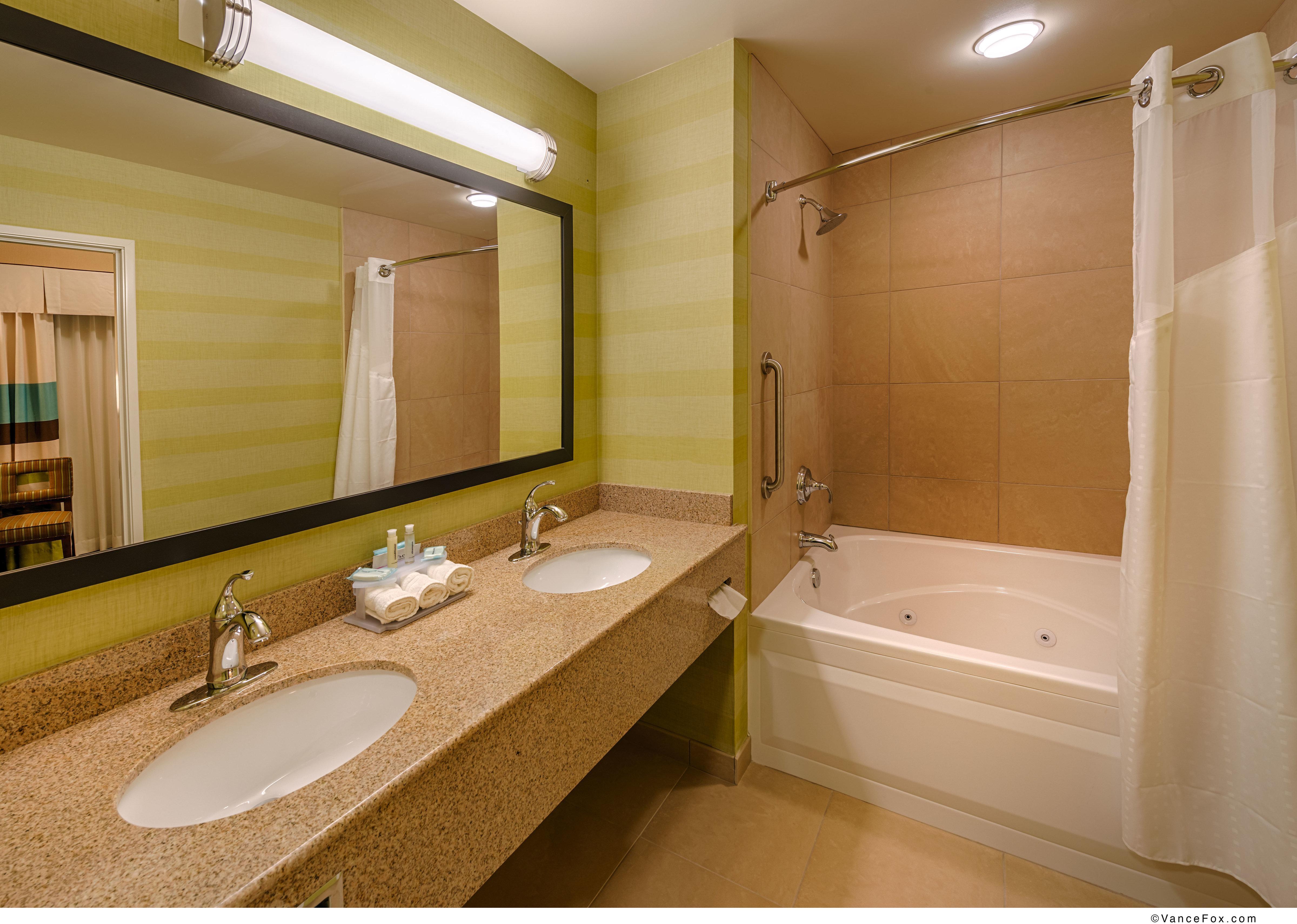 Holiday Inn Express & Suites / Red Bluff - South Redding Area, An Ihg Hotel Exterior photo