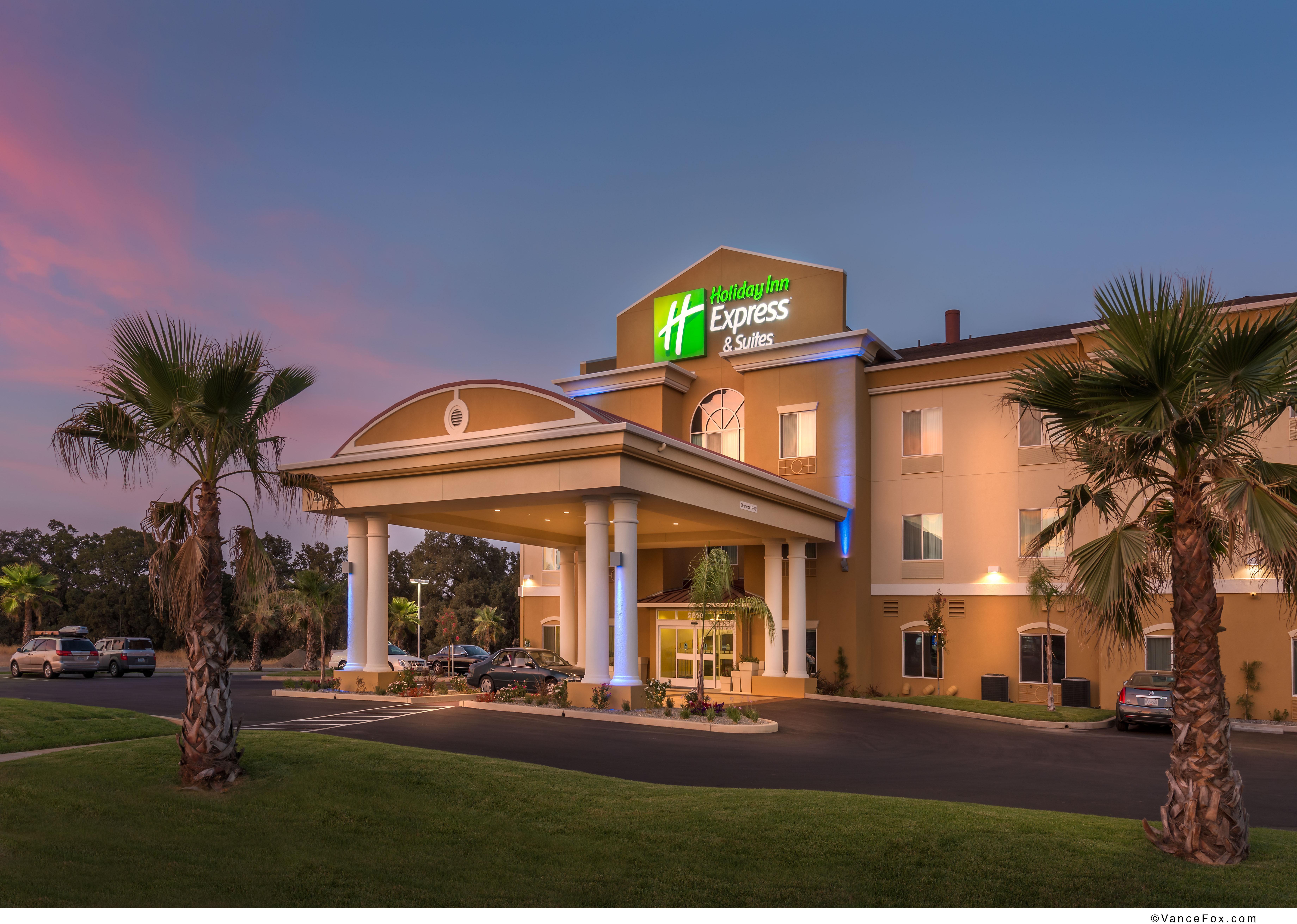 Holiday Inn Express & Suites / Red Bluff - South Redding Area, An Ihg Hotel Exterior photo