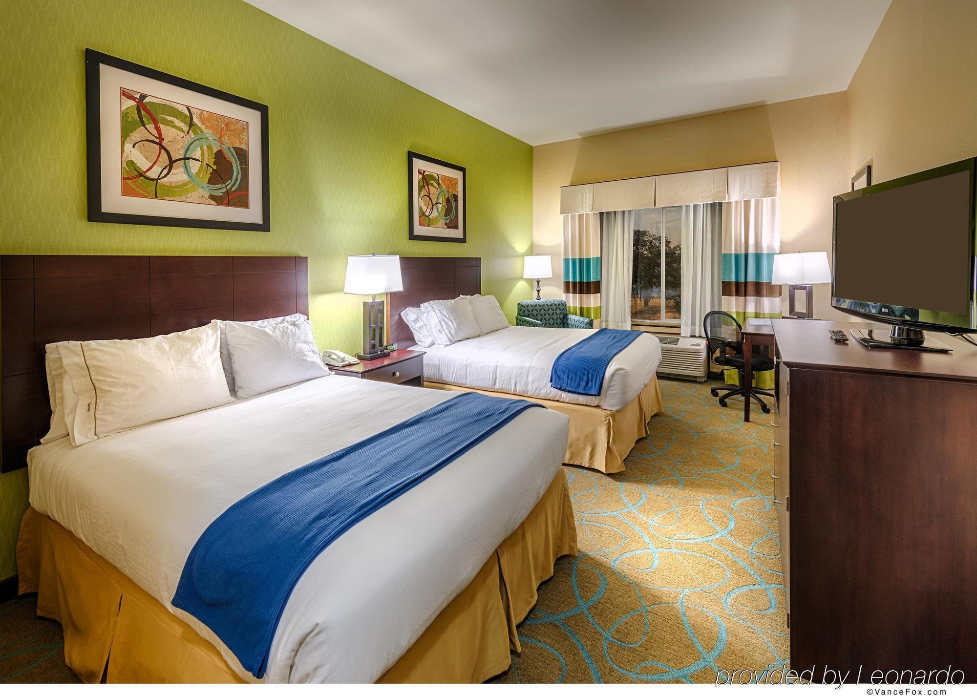 Holiday Inn Express & Suites / Red Bluff - South Redding Area, An Ihg Hotel Exterior photo