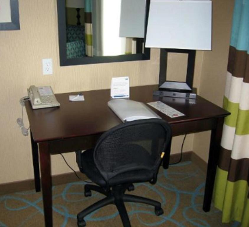 Holiday Inn Express & Suites / Red Bluff - South Redding Area, An Ihg Hotel Room photo